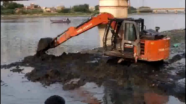 मथुरा में गंगा दशहरा पर्व की तैयारियों को लेकर नगर निगम ने कसी कमर, यमुना घाटों की कराई जा रही साफ-सफाई।