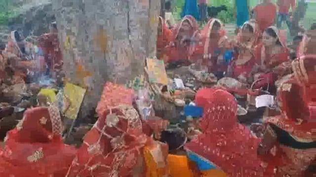 सुहागिनों ने किया वर पुजा 