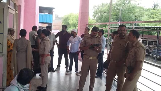 डूंडा फ्लैटों पर मामूली वाद विवाद को लेकर दो पक्ष आए आमने-सामने, दोनों तरफ़ से पथराव और जमकर चले लाठी-डंडे, कई लोग घायल, मारपीट की घटना का वीडियो आया सामने।