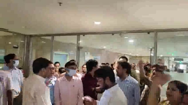 नोएडा के थाना 20 क्षेत्र स्थित चाइल्ड PGI अस्पताल में किशोरी से छेड़खानी का गंभीर मामला सामने आया है। आरोप है कि परीक्षण के दौरान अस्पताल के एक टेक्नीशियन ने किशोरी के साथ अभद्र व्यवहार किया। परिजनों की शिकायत के आधार पर पुलिस ने तुरंत कार्रवाई करते हुए आरोपी टेक्नीशियन को हिरासत में लेकर थाने भेज दिया।#police