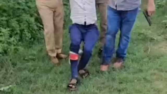 Noiसिपाही सौरभ की गोली मारकर हत्या के मामले में गाजियाबाद पुलिस ने दो फरार बदमाशों, नन्हू और अब्दुल सलाम, को मुठभेड़ के बाद गिरफ्तार किया है।
नोएडा पुलिस की टीम हिस्ट्रीशीटर को पकड़ने के लिए गाजियाबाद के मसूरी इलाके में पहुंची थी, तभी वहां के कुछ ग्रामीणों ने पथराव किया और फायरिंग की। इस दौरान हुई गोलीबारी में सिपाही सौरभ की मौत हो गई थी।#police