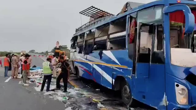 लखनऊ-आगरा एक्सप्रेसवे पर एक बड़ा सड़क हादसा हुआ है। आगरा से लखनऊ जा रही दो बसें एक-दूसरे से जोरदार टकरा गईं, जिससे भयानक दुर्घटना हुई।
इस हादसे में 25 से ज्यादा लोग गंभीर रूप से घायल हो गए हैं। घायलों को तुरंत नजदीकी अस्पतालों में भर्ती कराया गया है, जहां उनका इलाज चल रहा है।#accident