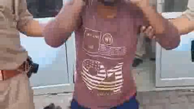 मेरठ में एक महिला को खुलेआम सरेराह किस करने वाले युवक सुहैल को पुलिस ने गिरफ्तार कर लिया है। यह घटना सोशल मीडिया पर वायरल हो गई थी, जिसमें आरोपी का अशोभनीय कृत्य साफ देखा जा सकता है। वीडियो वायरल होने के बाद मामले ने तूल पकड़ लिया और स्थानीय लोगों में आक्रोश फैल गया।#police