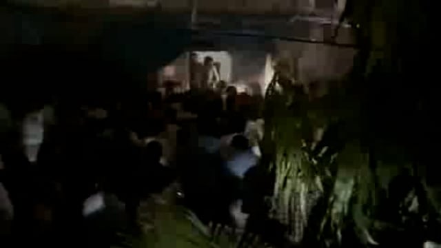 गाजियाबाद में सोनिका चौहान के अपने प्रेमी अकबर के साथ जाने के मामले ने सांप्रदायिक रंग ले लिया है। सोनिका के घर छोड़ने की खबर सामने आते ही हिंदू संगठनों में आक्रोश फैल गया। गुस्साए कार्यकर्ताओं ने अकबर की दुकान पर हमला बोलते हुए तोड़फोड़ की, और दुकान का सामान बाहर फेंक दिया। यह सब पुलिस की मौजूदगी में हुआ, लेकिन भीड़ को नियंत्रित करने में पुलिस नाकाम नजर आई।#police