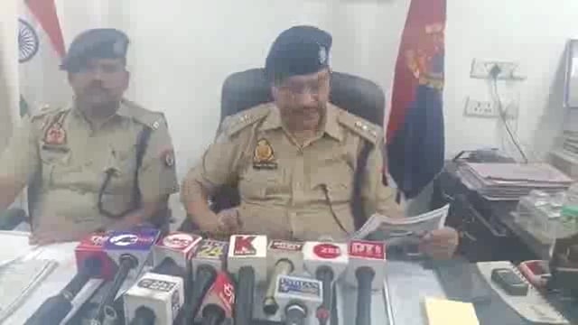 कानपुर: किदवई नगर पुलिस ने साइबर ठगी के एक मामले में बड़ी सफलता हासिल करते हुए दो जालसाजों को झारखंड से गिरफ्तार किया है। आरोप है कि इन ठगों ने किदवई नगर की एक महिला को ऑनलाइन अस्पताल सर्च के दौरान अपना शिकार बनाया और रजिस्ट्रेशन के नाम पर करीब ₹4.5 लाख की ठगी कर ली।#crime