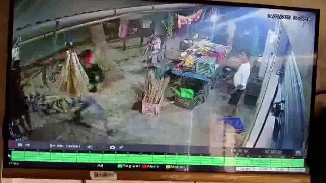 नशे की हालत में दबंगो की दबंगई देखकर आप हो जाएंगे हराम,सीसीटीवी में दुकानदार के साथ मारपीट करने की घटना हुई कैद