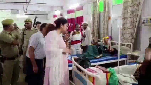 महोबा: जिला अधिकारी (डीएम) ने सोमवार को जिला अस्पताल का औचक निरीक्षण कर स्वास्थ्य सेवाओं और अस्पताल की व्यवस्थाओं का जायजा लिया। निरीक्षण के दौरान डीएम सीधे वार्डों में पहुंचे और भर्ती मरीजों से बातचीत कर उनकी समस्याएं और अस्पताल में दी जा रही सुविधाओं की जानकारी ली।#health