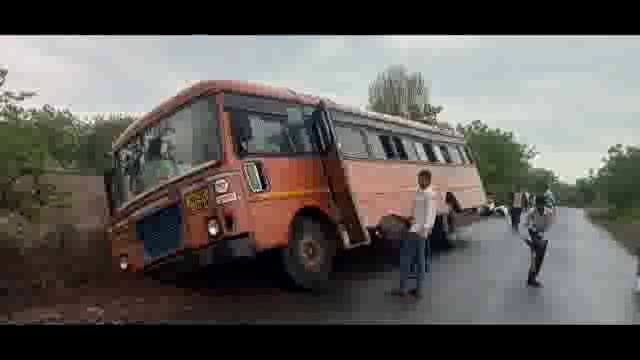 अवलकोंडा जवळ एसटी बस उतरली खड्ड्यात,सुदैवाने जिवीत हानी टळली