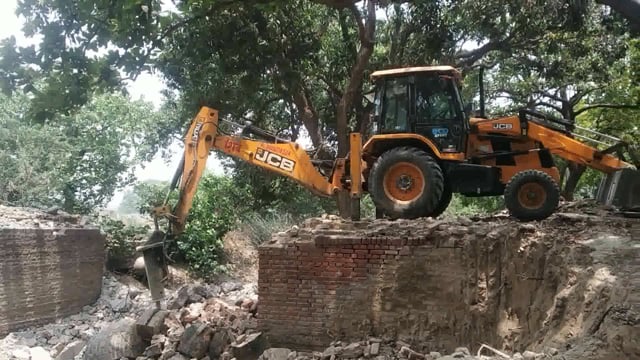 पुल ढहाने के बाद कार्यदाई संस्था रेभिया नाले पर पुल निर्माण शुरू नहीं कर रही है जिससे लोग परेशान हैं 