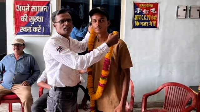 झांसी पहुंचे यूपी से मुंबई पैदल यात्रा करने वाले अहमद राजा नगरा जुगनू पैलेस होटल में स्वागत किया गया