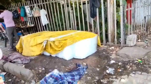 झांसी रेलवे स्टेशन के बाहर जीआरपी थाने के बगल में अवैध तरीके से बर्फ बेचने का कारोबार धड़ल्ले से चल रहा है। यहां सड़क किना