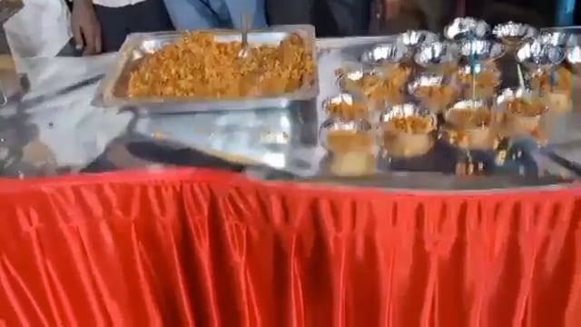 बड़े मंगल के उपलक्ष्य में कटरा चौराहे पर विशाल भंडारे का हुआ आयोजन, लोगों में किया गया प्रसाद का वितरण 