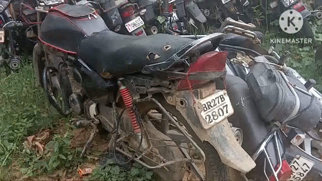 पुलिस ने एक बाइक पर लदा 85 लीटर महुआ शराब किया बरामद