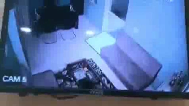 मोडीनगर में एक बड़ी लूट की घटना सामने आई है जहां नगर पालिका चेयरमैन विनोद वैशाली की फैक्ट्री में बदमाशों ने धावा बोल दिया।बदमाशों ने फैक्ट्री के सुरक्षा गार्ड को बंधक बनाकर करीब 15 लाख रुपये की लूट को अंजाम दिया। वारदात के दौरान बदमाशों का हथियार के साथ उत्पात मचाने का भी दावा किया जा रहा है।#crime