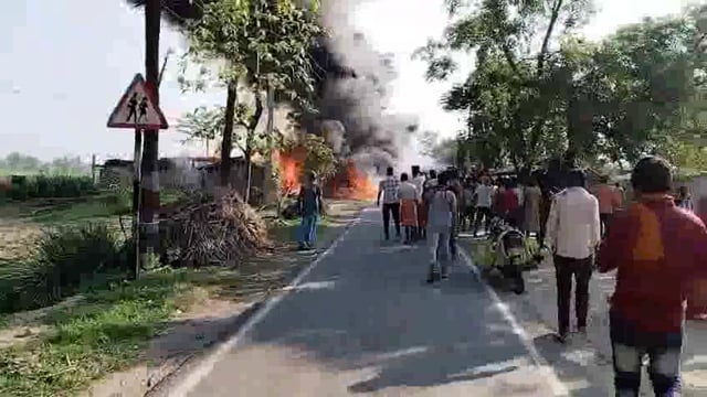 ई-रिक्शा और बाइक की टक्कर में भीषण आग, 10 मिनट में गरीब का घर जलकर राख