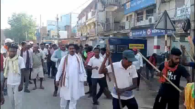 नगर पंचायत अमरपुर में सफाई मजदूर की हड़ताल समाप्ति के बाद साफ सफाई का कार्य शुरू।