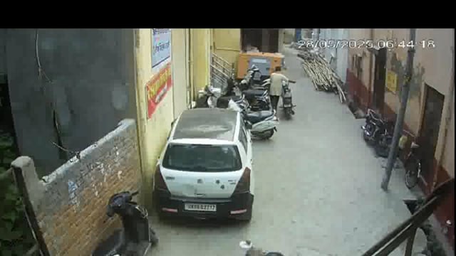 रुड़की! बाइक सवार बदमाशों ने बुजुर्ग महिला से लूटी चैन! सी सी टी वी कैमरे में घटना हुई कैद!