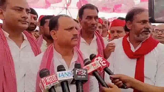 कन्नौज स्थित ठठिया इत्र पार्क में सपा नेताओं ने तीसरे बार जोरदार धरना प्रदर्शन किया। प्रदर्शनकारियों ने इत्र पार्क को जल्द से जल्द चालू कराने की जोरदार मांग की।
#politics