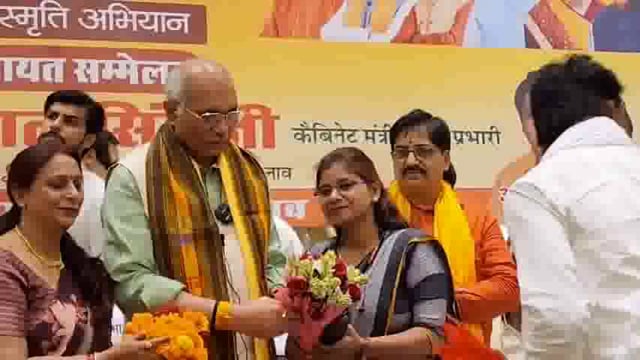 उन्नाव जिले में पशुधन मंत्री धर्मपाल सिंह ने हाल ही में दिए गए अपने बयान "कूड़े से सोना बनेगा" को लेकर उठे विवाद के बाद सफाई दी है। मंत्री धर्मपाल ने स्पष्ट किया कि उनका आशय कचरे से सोना बनने का नहीं, बल्कि कचरे को संसाधित कर बिजली उत्पादन करने का था।#politics