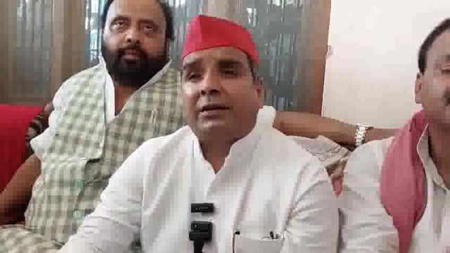 गाजीपुर के मरदह क्षेत्र के नरवर गांव में एचटी तार की चपेट में आकर चार युवकों की दर्दनाक मौत के बाद समाजवादी पार्टी के सांसद धर्मेन्द्र यादव ने पीड़ित परिवारों से मुलाकात की और उन्हें ढांढस बंधाया।
धर्मेन्द्र यादव ने सरकार से प्रत्येक मृतक के परिवार को ₹1 करोड़ की राहत राशि देने की मांग की। उन्होंने हादसे के लिए बिजली विभाग की लापरवाही को जिम्मेदार ठहराते हुए कहा,#accident