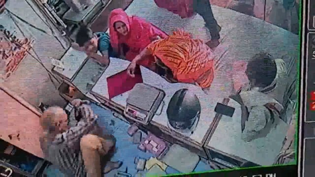 उत्तर प्रदेश के मिर्जापुर जिले में एक ज्वैलरी शॉप में दिनदहाड़े चोरी की सनसनीखेज वारदात सामने आई है। घटना लालगंज थाना क्षेत्र के बाजार इलाके की है, जहां एक शातिर चोर ग्राहक बनकर दुकान में घुसा और मौका पाकर करीब 2 लाख रुपये के गहने चुरा लिए।#police