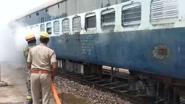 झाँसी रेलवे स्टेशन के डाउन डिपार्चर यार्ड लाइन पर आज मॉक ड्रिल का आयोजन किया