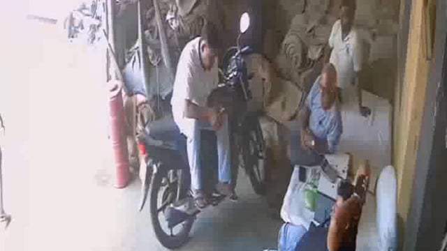 उत्तर प्रदेश के बुलंदशहर जिले के जहांगीराबाद कस्बे में गल्ला व्यापारी के पुत्र की दिनदहाड़े पिटाई का मामला सामने आया है। इस घटना में सभासद अनीस सहित 8-10 लोगों के खिलाफ FIR दर्ज की गई है।#police