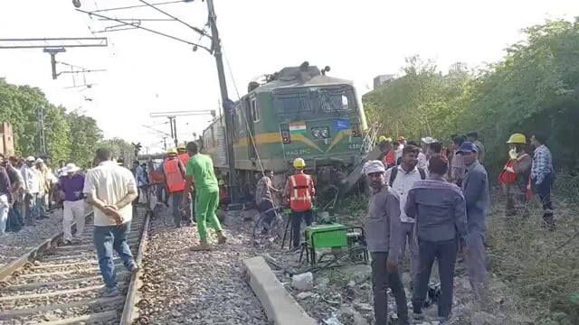 लखनऊ के ऐशबाग रेलवे स्टेशन पर सोमवार दोपहर एक बड़ा रेल हादसा टल गया। दोपहर 2:03 बजे यार्ड में शंटिंग के दौरान एक लाइट इंजन पटरी से उतर गया, जिससे अफरा-तफरी मच गई।
#accident