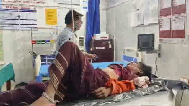 गाँधी नगर के पास ऑटो पलटने से महिला समेत 01 बालक हुआ घायल, महिला हुई ट्रामा सेंटर रेफर