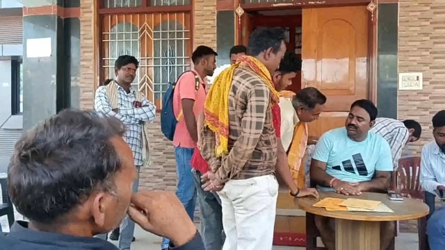 विधायक के जनता दरबार में उमड़ी फरियादियों की भीड़, मौके पर दर्जनों ग्रामीणों की समस्या का किया गया निदान 