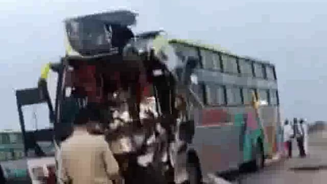 पुण्यावरून उदगीरकडे येणाऱ्या दोन ट्रॅव्हल्सचा तुळजापूर मार्गावर अपघात,दोघे ठार,तर १५ ते २० प्रवाशी जखमी