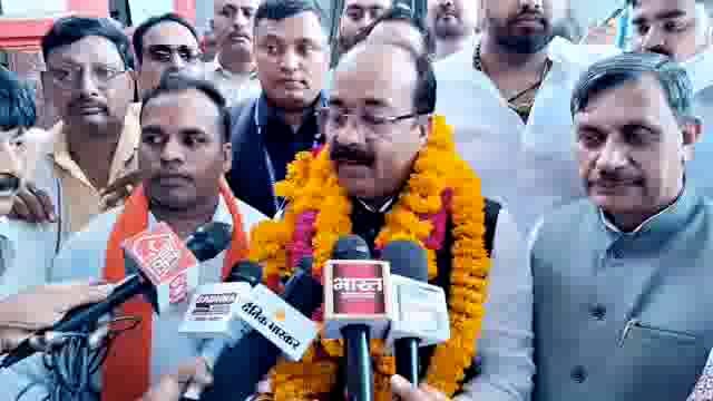 झांसी पहुंचे छत्तीसगढ़ के उप मुख्यमंत्री रेलवे स्टेशन पर पार्टी के कार्यकर्ताओं ने स्वागत किया