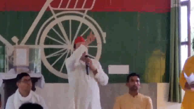 मेरठ: सपा के जिला अध्यक्ष विपिन चौधरी ने अपने ही पार्टी के तीन विधायकों पर बड़ा आरोप लगाया है। उन्होंने स्पष्ट रूप से कहा कि मेरठ के तीनों सपा विधायक 'चोर' हैं। विपिन चौधरी ने नाम लेकर इन विधायकों को चोर बताते हुए सवाल किया है कि अखिलेश यादव जी ने चोरों को टिकट देकर विधायक क्यों बना दिया।#politics