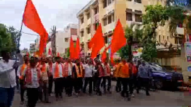 कोल्हापूर मध्ये आज ओभाटा शिवसेने च्या वतीने विकास कामाबाबत पाच कोटी खर्च केला पण मैदानाचे तळ्यात रूपांतर कसे झाले असा सव