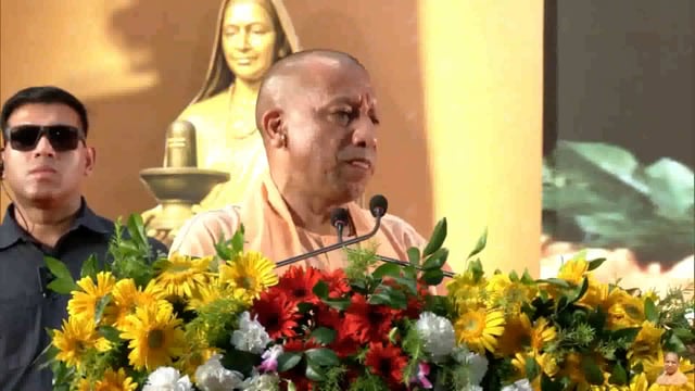उत्तर प्रदेश के मुख्यमंत्री योगी आदित्यनाथ ने कहा कि जब सबके प्रति सुरक्षा का भाव पैदा होता है, तभी विरासत और विकास का यह अभियान अनवरत रूप से आगे बढ़ सकता है। 
#politics