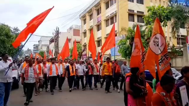 कोल्हापूर मध्ये आज ओभाटा शिवसेने च्या वतीने विकास कामाबाबत पाच कोटी खर्च केला पण मैदानाचे तळ्यात रूपांतर कसे झाले असा सव