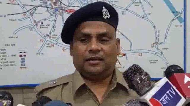 मथुरा के माट मे यमुनाएक्सप्रेसवे पर पुलिस ने भारी मात्रा में सोना व नगदी बरामद की जिसकी जानकारी पुलिस द्वारा दी गई