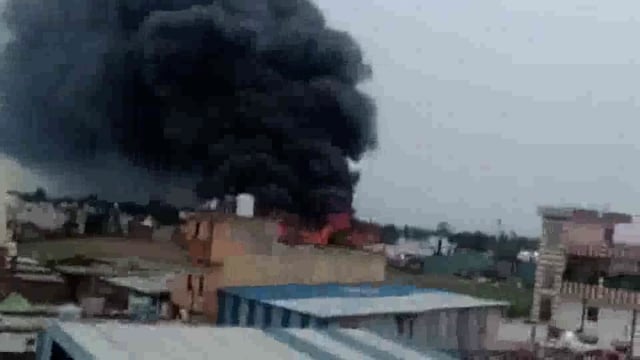 दादूपुर! रिहायशी इलाके में दूर दूर तक फैली आग की लपटे!कई गोदाम जलकर राख! प्रशासन मौन!