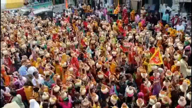 झाड़ी हनुमान मंदिर पर श्री मद्भागवत कथा का शुरू हुआ आयोजन, धूमधाम से बैंड़ बाजों के साथ निकाली गई भव्य कलशयात्रा, हैलीकॉप्टर से हुई भक्तों पर पुष्प वर्षा।