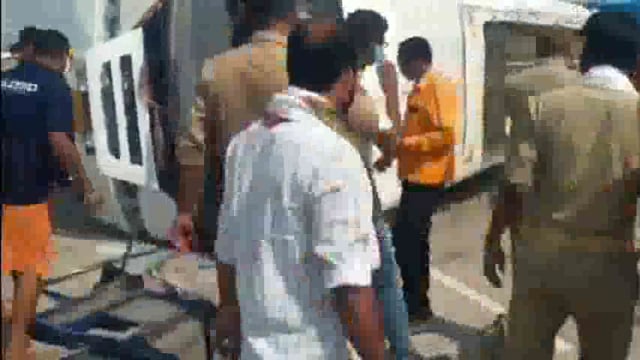 बक्शा थाना क्षेत्र के लखऊवां के पास एक दर्दनाक सड़क हादसा हुआ, जब एक तेज रफ्तार बस अनियंत्रित होकर पलट गई। इस हादसे में 4 लोगों की मौके पर मौत हो गई, जबकि 10 यात्री गंभीर रूप से घायल हो गए।#accident