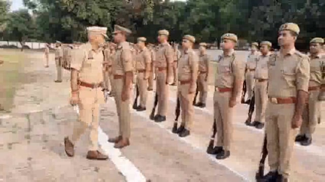 हर्दोई: एसपी नीरज कुमार जादौन ने पुलिस लाइन के परेड ग्राउंड में आयोजित परेड की सलामी ली और पुलिसकर्मियों की दृढ़ता और संगठन का निरीक्षण किया। इस अवसर पर उन्होंने पुलिस बल की तैयारी और तत्परता की सराहना की।इसके बाद एसपी जादौन ने डायल 112 और आरटीसी बैरक का भी निरीक्षण किया। इस दौरान उन्होंने अधिकारियों को निर्देश दिए कि पुलिस सेवाओं को और अधिक द्रुत, सुरक्षित और प्रभावी बनाया जाए।#police