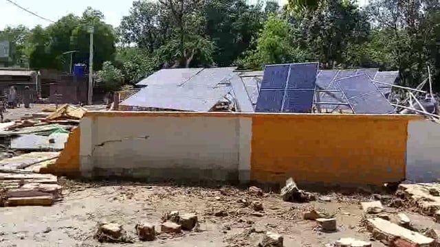 सीतापुर में सरकार की बहुचर्चित जल जीवन मिशन योजना के तहत निर्मित पानी की टंकी अचानक धरती में समा गई। पांच करोड़ 31 लाख रुपये की लागत से तैयार की गई यह टंकी कुछ ही दिनों में भरभरा कर गिर गई, जिससे शासन-प्रशासन में हड़कंप मच गया।#accident