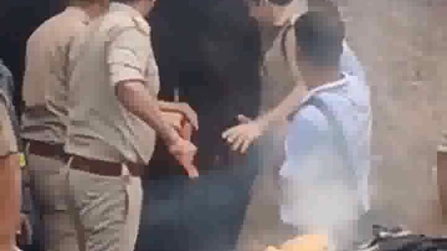 संभल: मौलागढ़ क्षेत्र में एक घर में लगी आग को बुझाने के दौरान सीओ अनुज चौधरी और उनके साथियों को एक बड़ा हादसा होने से बाल-बाल बच गए। बताया जा रहा है कि जब सीओ और अन्य पुलिस कर्मी आग बुझाने के प्रयास में थे, तभी अचानक धमाका हुआ, लेकिन fortunately वह गंभीर रूप से घायल होने से बच गए।
घटना उस समय की है जब पुलिस और स्थानीय अधिकारी एक घर में लगी आग पर काबू पाने के लिए मौके पर पहुंचे थे। 
#accident