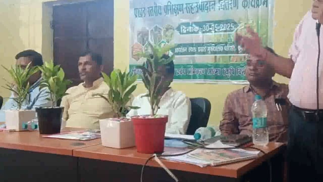 प्रखंड प्रमुख की अध्यक्षता में खरीफ महा अभियान के तहत प्रशिक्षण सह उपादान वितरण कार्यक्रम का किया गया आयोजन 