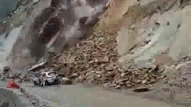 हिमाचल प्रदेश के सिरमौर जिले के शिलाई गांव के पास भूस्खलन, कार सवारों ने कूदकर भागकर बचाई जान#accident