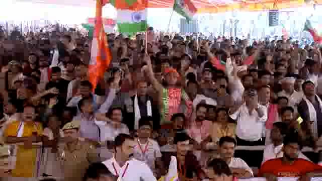 प्रधानमंत्री नरेंद्र मोदी ने कानपुर में आयोजित एक भव्य समारोह में प्रमुख रक्षा और विकास परियोजनाओं की आधारशिला रखी और कुछ का उद्घाटन भी किया। इस मौके पर उन्होंने ‘ऑपरेशन सिंदूर’ का उल्लेख करते हुए भारत की सैन्य क्षमताओं और स्वदेशी तकनीक की ताकत को रेखांकित किया।#politics