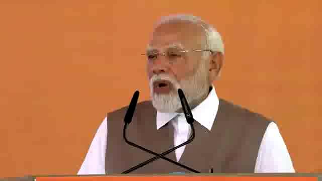 उत्तर प्रदेश के कानपुर में एक जनसभा को संबोधित करते हुए प्रधानमंत्री नरेंद्र मोदी ने राज्य के विकास में ऊर्जा आत्मनिर्भरता और बेहतर बुनियादी ढांचे की अहम भूमिका को रेखांकित किया। उन्होंने कहा कि "यूपी की प्रगति इन दो स्तंभों पर टिकी है — और केंद्र सरकार इसे मजबूत बनाने के लिए पूरी तरह प्रतिबद्ध है।"इस अवसर पर प्रधानमंत्री मोदी ने कई प्रमुख बिजली संयंत्रों और औद्योगिक 
#politics