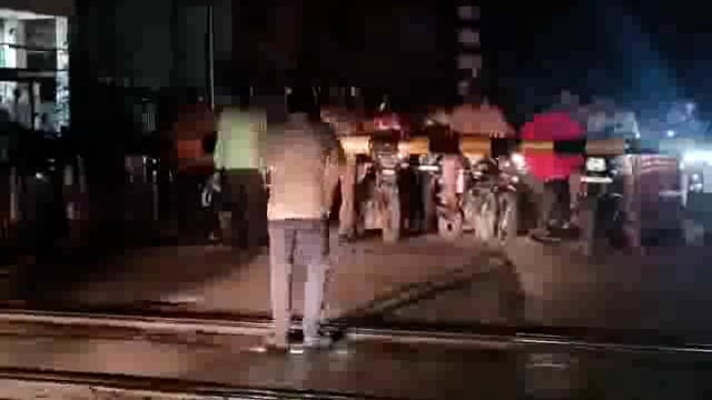 लखीमपुर खीरी, उत्तर प्रदेश, 30 मई: जिले से एक चौंकाने वाली लापरवाही सामने आई है, जहां एक ऑटो चालक बंद हो रहे रेलवे फाटक के बीच से वाहन लेकर घुस गया। इस लापरवाही के चलते ऑटो रेलवे ट्रैक के बीच में फंस गया और बड़ा हादसा टलते-टलते रह गया।

#crime