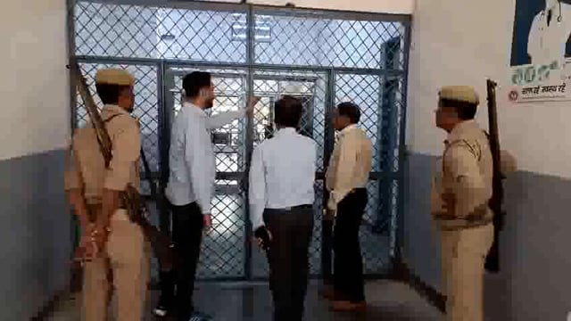 उत्तर प्रदेश के महिला कल्याण विभाग की विशेष सचिव ने फर्रुखाबाद में जिला अस्पताल और लोहिया अस्पताल का औचक निरीक्षण किया। इस दौरान उन्होंने NRC वार्ड का जायजा लिया और मरीजों के उपचार के बारे में जानकारी ली।