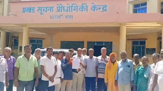 रिफायतपुर स्कूल को उच्च विद्यालय धोरैया में मर्ज करने को लेकर आक्रोशित ग्रामीणों ने वरीय पदाधिकारी को दिया आवेदन 